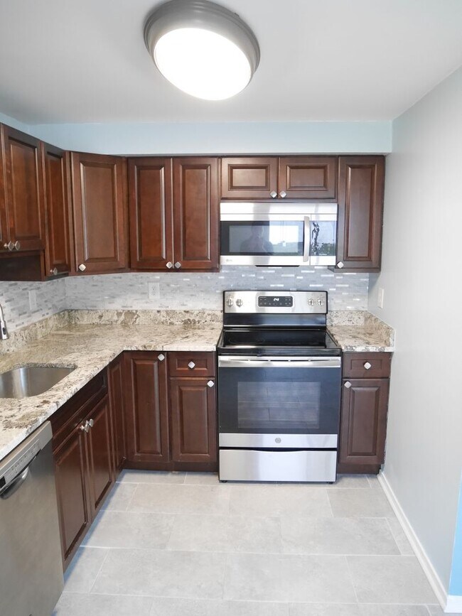 Building Photo - Spacious Townhome- Parkville, MD
