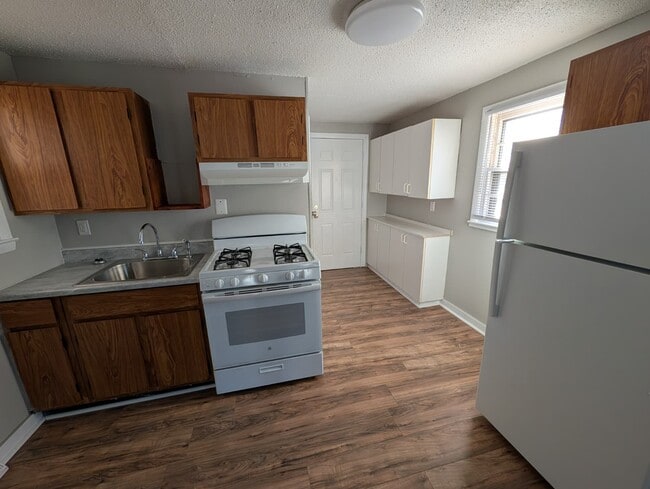 Building Photo - 466 Main St