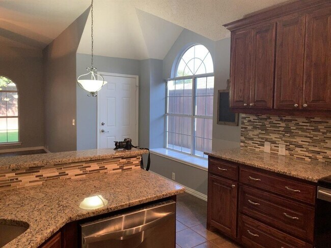 Foto del edificio - 7618 Cordova Dr