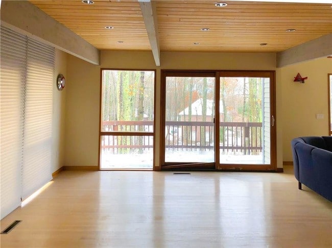 Building Photo - 18 Preakness Dr