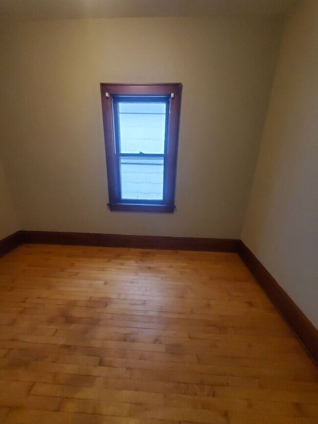 Foto del edificio - 2463 N Bartlett Ave