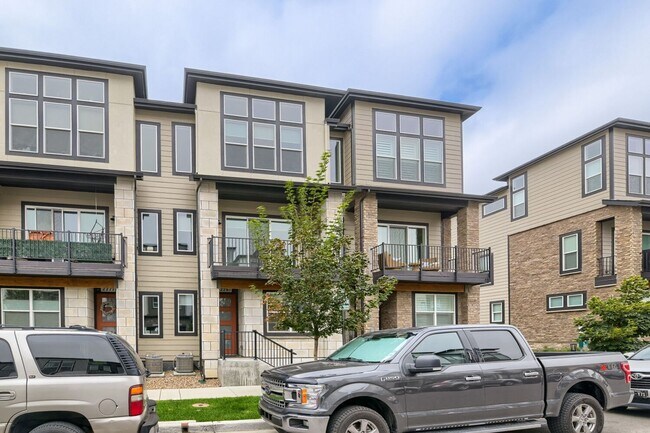 Building Photo - Modern 3-Bedroom Townhome in the Heart of Superior