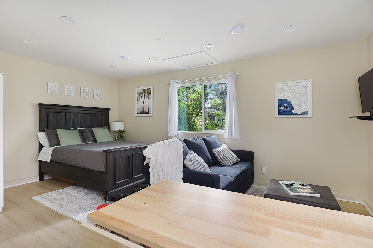 Queen size bed with pull out couch - 5739 Cedros Ave