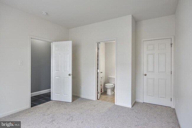 Building Photo - 490 N Palace Dr
