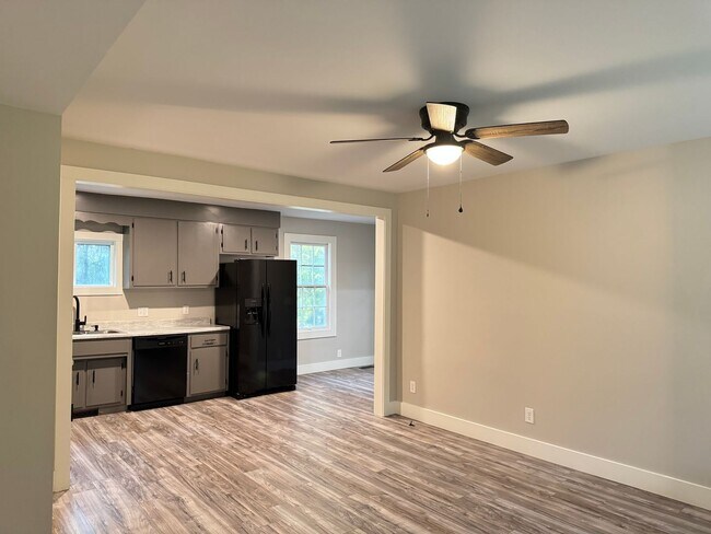 Foto del edificio - Dual Suite Privacy! Perfect for Roommates — Minutes to APSU & Downtown