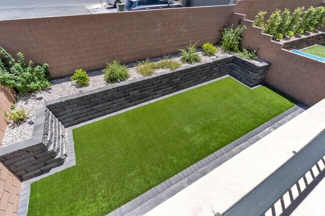 Building Photo - Large Southern Highlands Tri-Level Home. P...