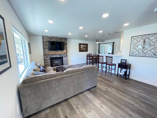 Building Photo - 919 La Fiesta Ct