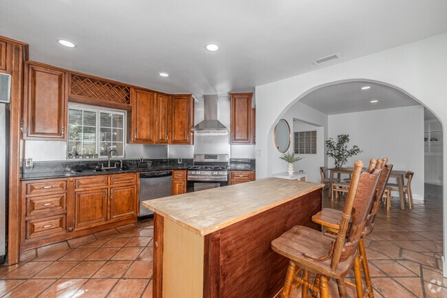 Interior Photo - 9501 Clybourn Ave