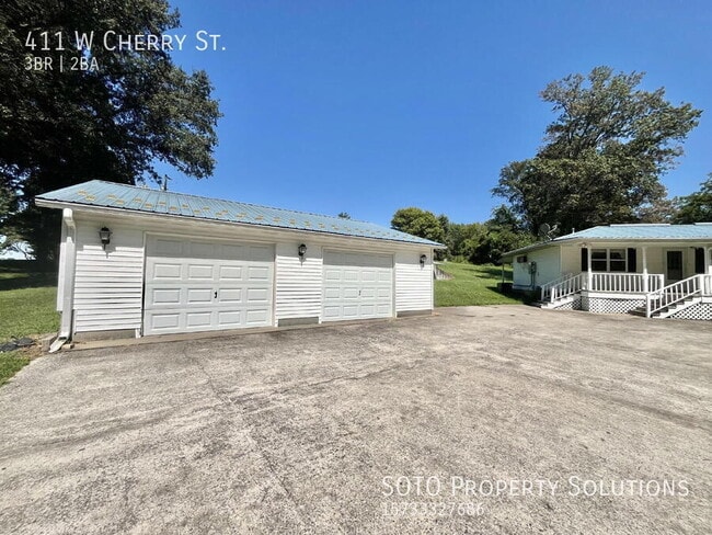 Building Photo - 411 W Cherry St