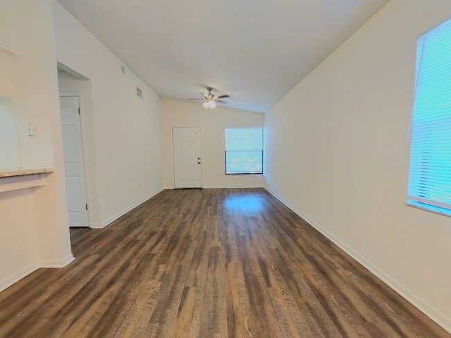 Building Photo - Beautiful 2 Bedroom, 2 Bathroom Apartment ...