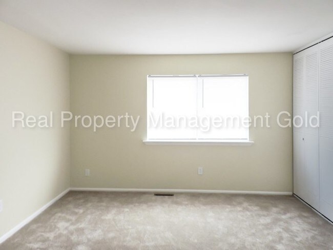 Building Photo - Renovated Pet Friendly Inner Townhouse
