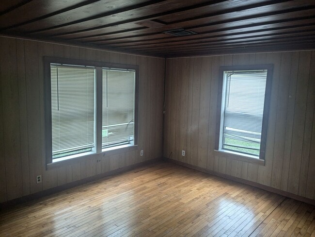 Building Photo - 3 Bed 1 Bath with Large Yard, Workshop, and Laundry Hookups