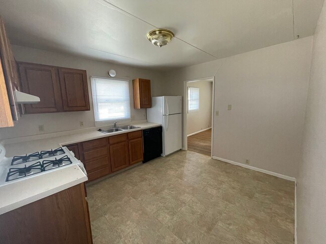 Foto del edificio - 3 Bedroom W/ Detached 2-Car Garage