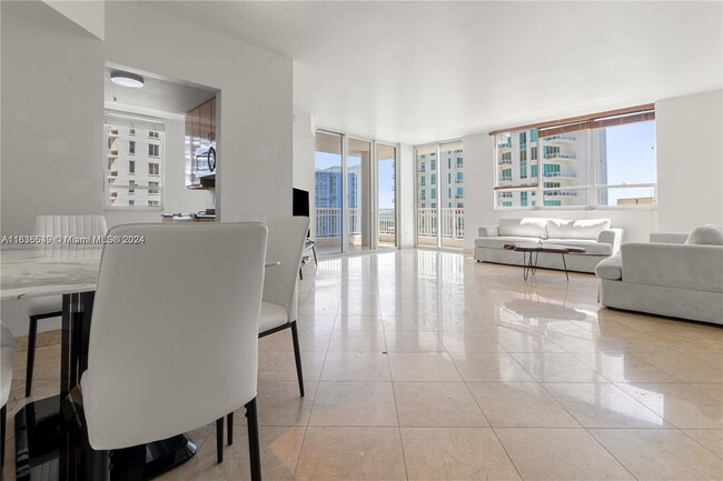 Foto del edificio - 801 Brickell Key Blvd