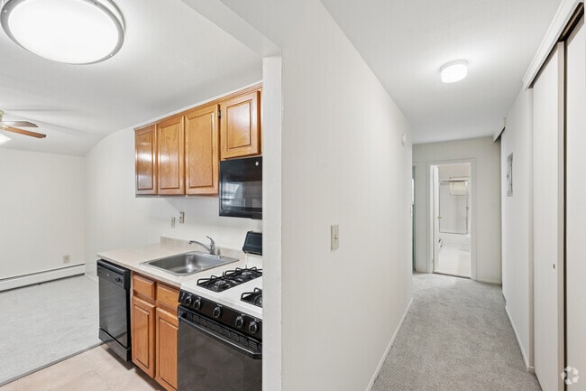 2BR, 1BA - 1,075SF - Kitchen - Heatherwood House at Ronkonkoma