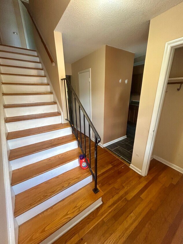 Foto principal - Spacious 2BR Townhome Near Downtown Carrbo...