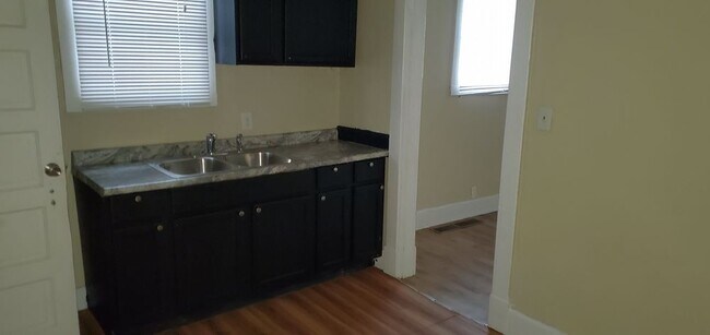 Building Photo - Fountain Square 2BR Duplex 495/mo
