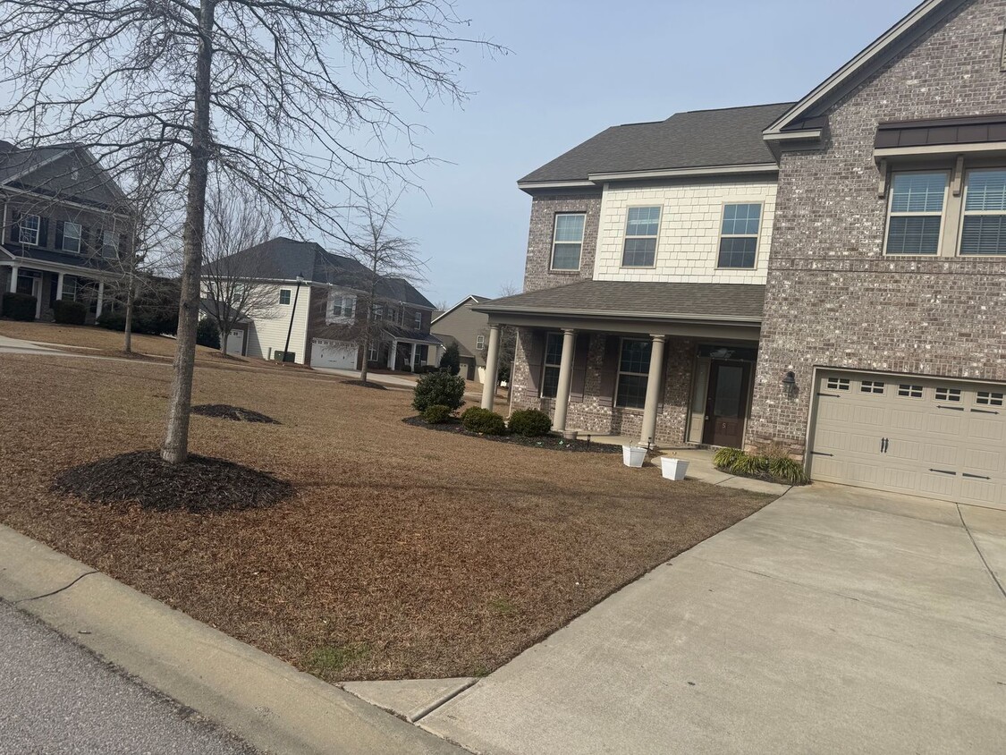 Foto del edificio - Spacious All-Brick Corner Lot Home with 3-Car Garage, Bonus Room & Resort-Style Amenities