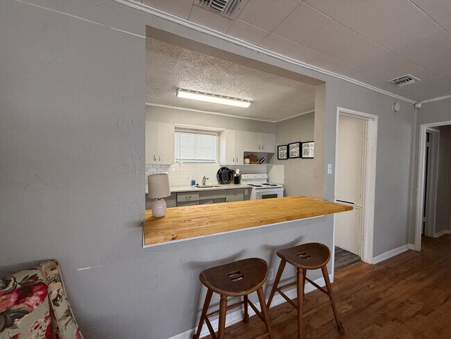 Foto del edificio - Furnished Short Term Rental