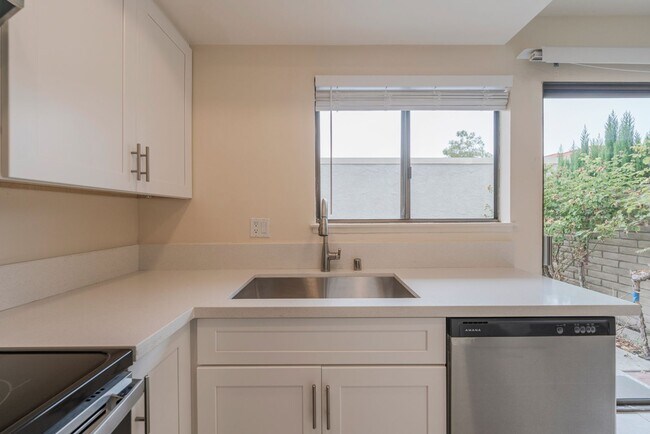 Foto del edificio - RPV Remodeled 2 bed 3 bath townhome in gat...