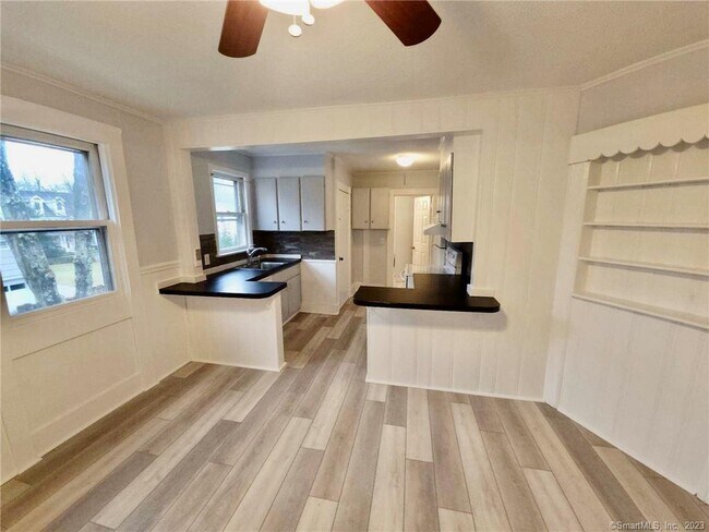 Foto del edificio - 303 Newtown Ave