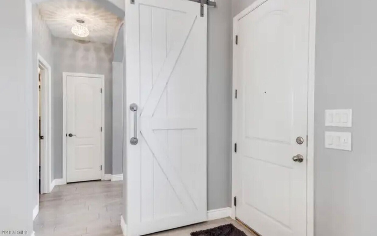 Foto del edificio - 4018 W SAINT ANNE AVE