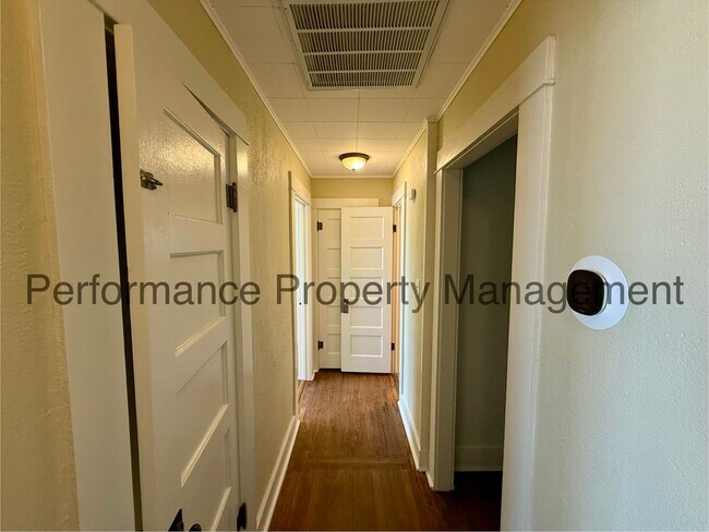 Foto del edificio - Gorgeous 3 Bed/2 Bath Taft Home w/ Finished Basement, 3 Car Garage & $0 Deposit Option