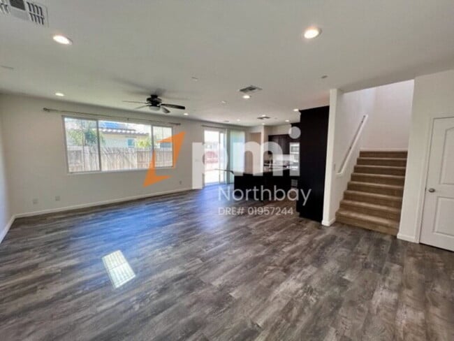 Foto del edificio - 406 Alyssum Dr