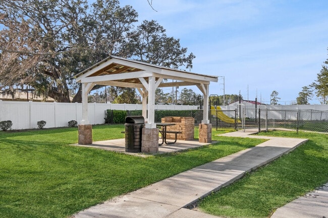 Building Photo - West Towne Cottages