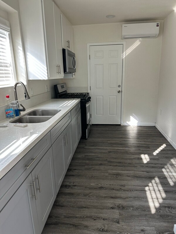 Building Photo - 241 W 89th St