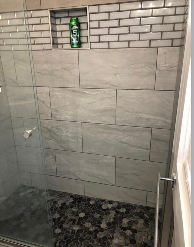 Baño con ducha en el primer piso - 302 Mitchell St
