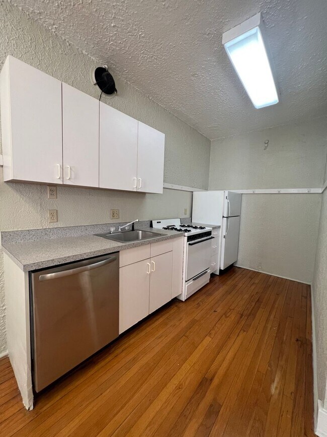 Foto del edificio - 1BD/1BA Uptown, ON Napoleon Ave.