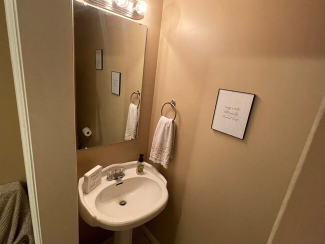 Building Photo - 404 Sandy Oak Dr