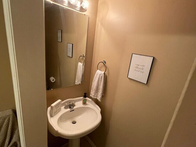 Foto del edificio - 404 Sandy Oak Dr