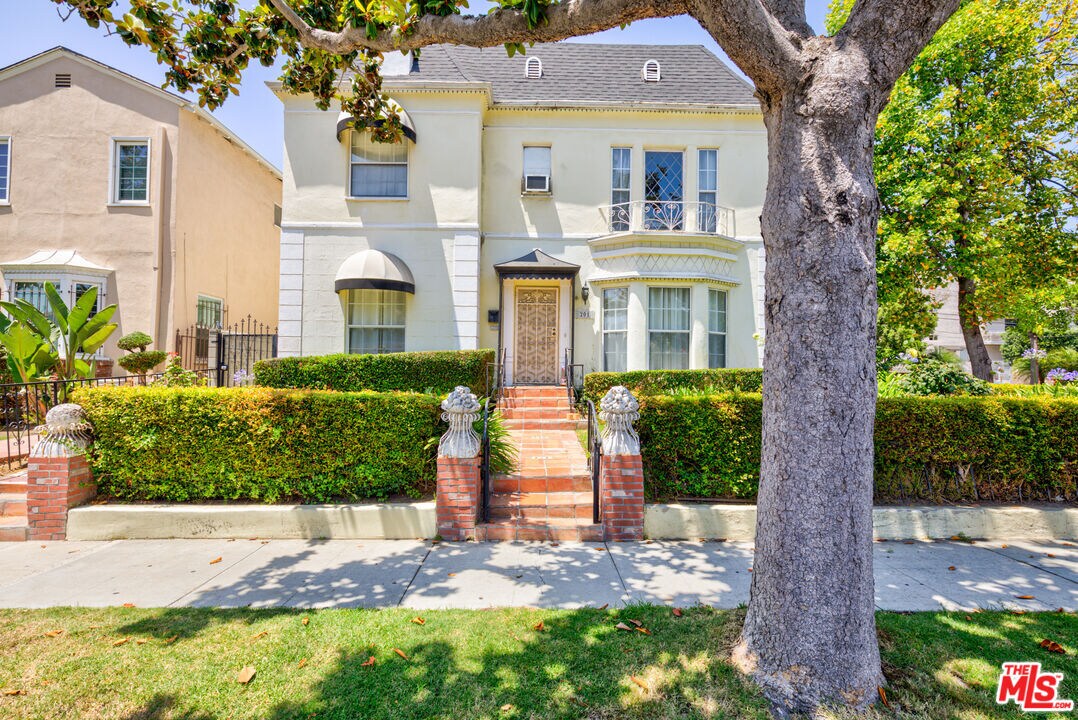 Foto principal - 203 S Doheny Dr