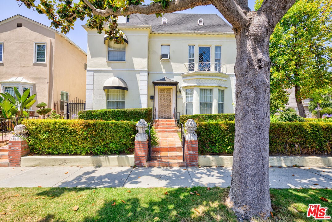 Primary Photo - 203 S Doheny Dr