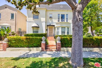 Building Photo - 203 S Doheny Dr