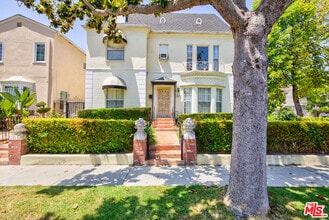 Building Photo - 203 S Doheny Dr