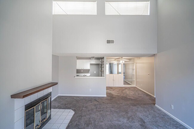 Building Photo - Santa Fe 2 Bedroom Condo for Rent!