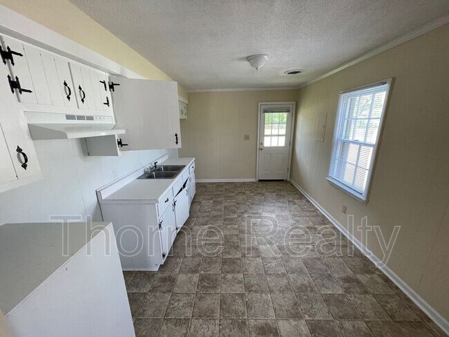 Building Photo - 542 Magnolia Dr