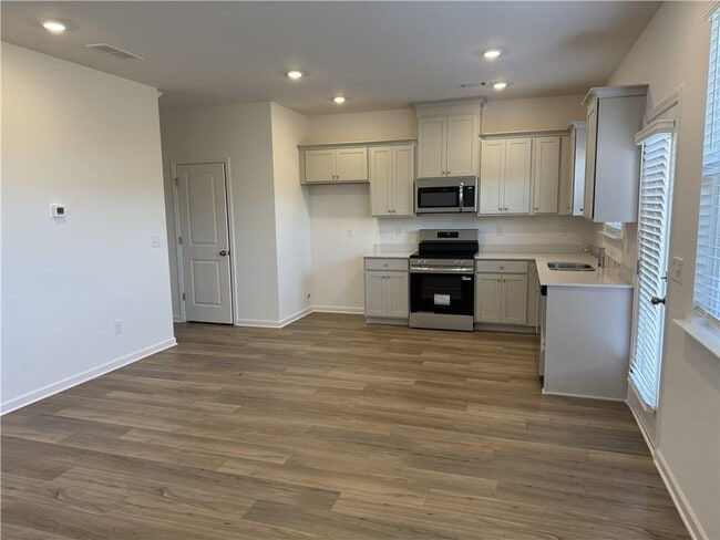 Foto del edificio - 156 Milledge Cmns Dr NE