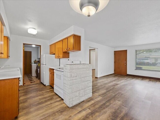 Building Photo - 2620 W Clearwater