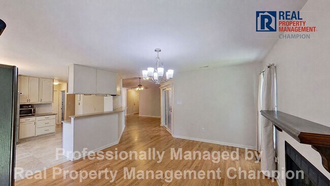 Foto del edificio - Charming home with open floor plan, vaulted ceilings and spacious backyard