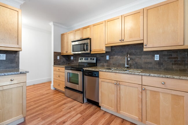 Building Photo - 10172-10113 113 St