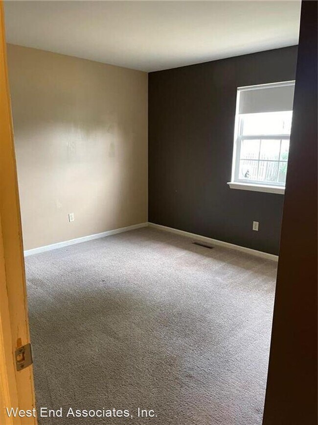 Building Photo - 3 br, 1.5 bath House - 615 Main St
