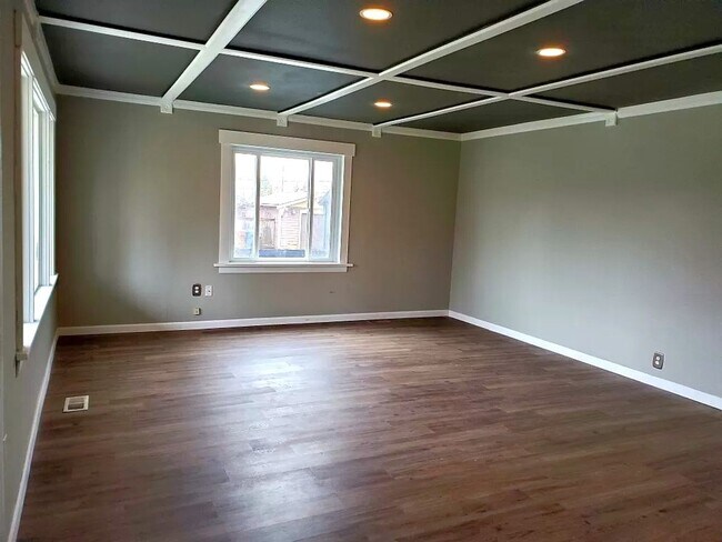 Building Photo - Charming 1 1/2 story, 2bed/1ba South Tacom...