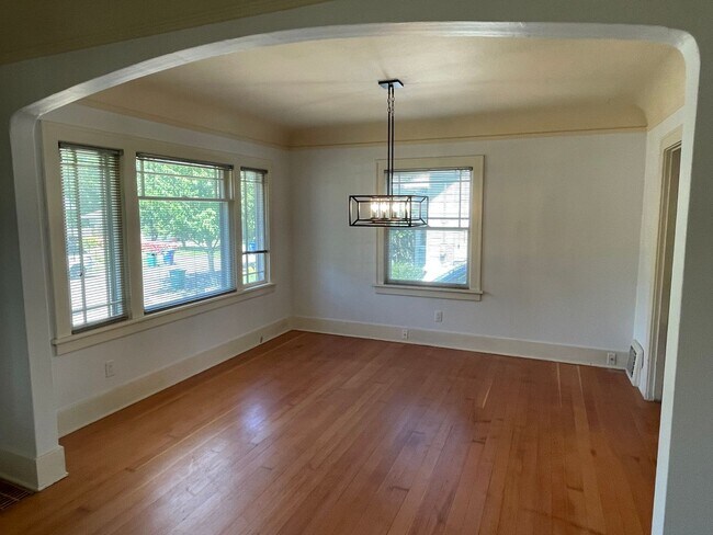 Foto del edificio - Newly Renovated Home with HUGE backyard, f...