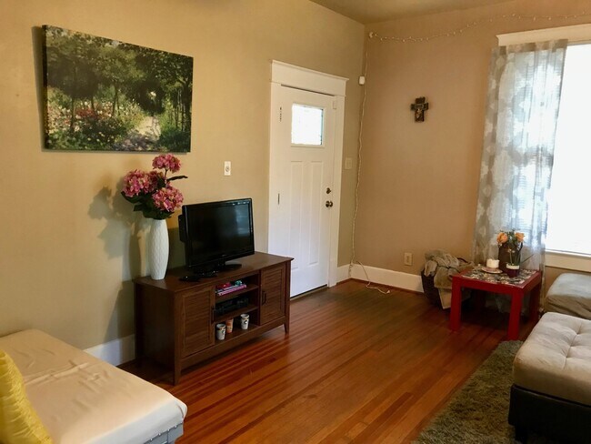 Building Photo - UT PRE-LEASE: Hyde Park 4 bed / 3 bath.  O...