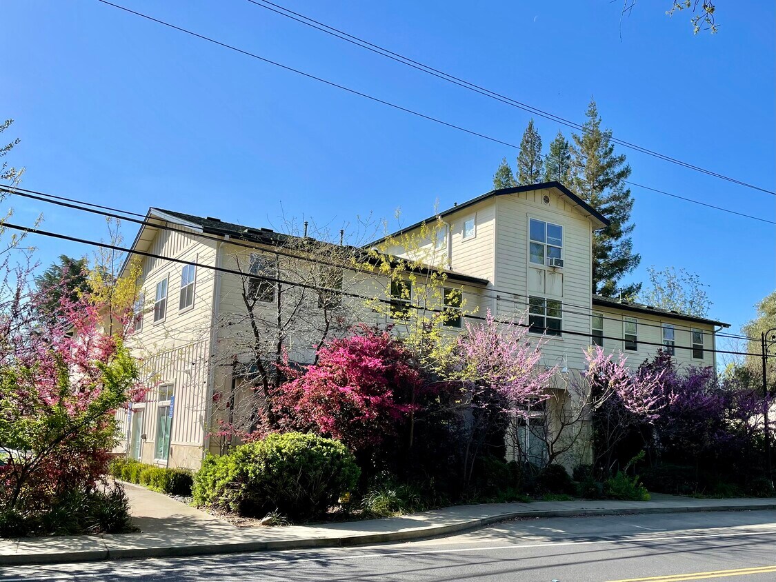Foto del edificio - 1881 E 8th St