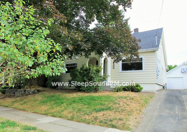 Building Photo - Spacious Four Bedroom with Nice Backyard